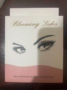 Blooming Lashes Self-Adhesive Eyeliner & Eyelash Suit (2)